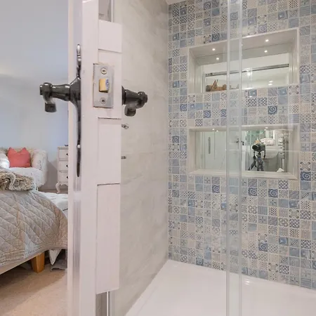 펜션 Rose Walls - Luxurious Holiday With Hot Tub *
