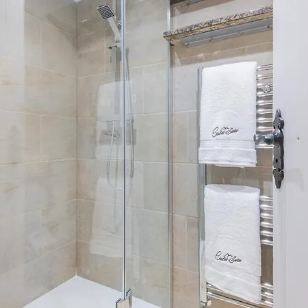 펜션 Rose Walls - Luxurious Holiday With Hot Tub *