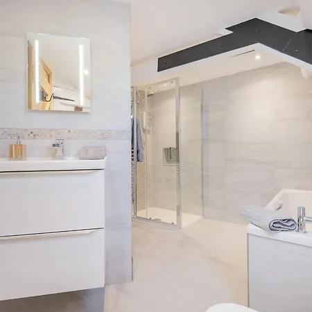 Rose Walls - Luxurious Holiday With Hot Tub 펜션 *