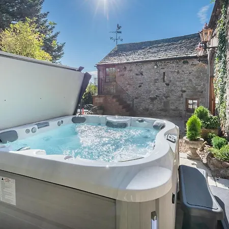 펜션 Rose Walls - Luxurious Holiday With Hot Tub